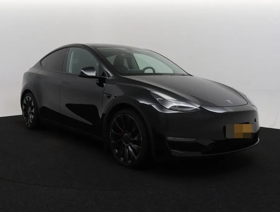 Tesla model y preto visto de frente